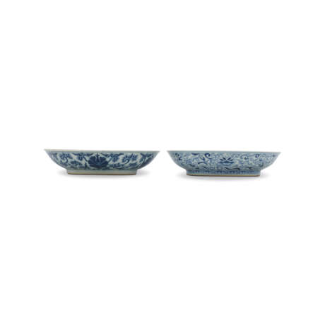 TWO BLUE AND WHITE 'FLOWER' DISHES - photo 3