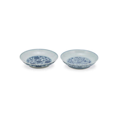 TWO BLUE AND WHITE 'FLOWER' DISHES - фото 4