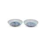 TWO BLUE AND WHITE 'FLOWER' DISHES - photo 4