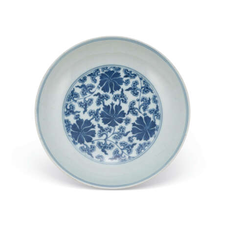 TWO BLUE AND WHITE 'FLOWER' DISHES - фото 5