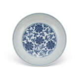 TWO BLUE AND WHITE 'FLOWER' DISHES - фото 5