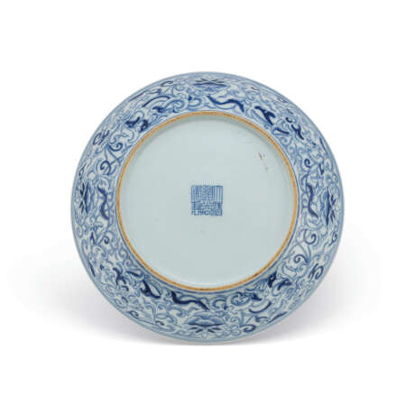 TWO BLUE AND WHITE 'FLOWER' DISHES - фото 8
