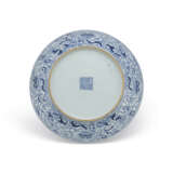 TWO BLUE AND WHITE 'FLOWER' DISHES - photo 8