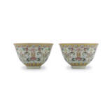 A PAIR OF GILT-DECORATED FAMILLE ROSE BOWLS - фото 1
