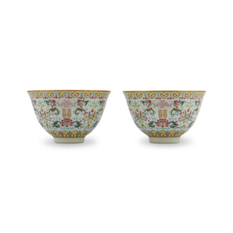 A PAIR OF GILT-DECORATED FAMILLE ROSE BOWLS - Foto 2