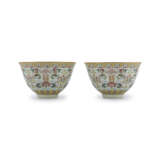 A PAIR OF GILT-DECORATED FAMILLE ROSE BOWLS - фото 2