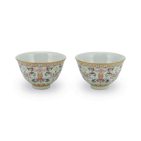 A PAIR OF GILT-DECORATED FAMILLE ROSE BOWLS - фото 3