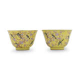 A PAIR OF YELLOW-GROUND FAMILLE ROSE CUPS - фото 1