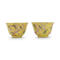 A PAIR OF YELLOW-GROUND FAMILLE ROSE CUPS