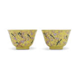 A PAIR OF YELLOW-GROUND FAMILLE ROSE CUPS - Foto 2