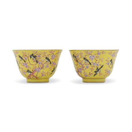 A PAIR OF YELLOW-GROUND FAMILLE ROSE CUPS - фото 2
