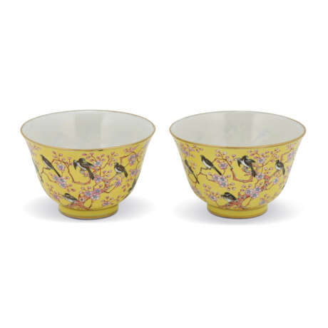 A PAIR OF YELLOW-GROUND FAMILLE ROSE CUPS - фото 3