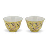 A PAIR OF YELLOW-GROUND FAMILLE ROSE CUPS - Foto 3
