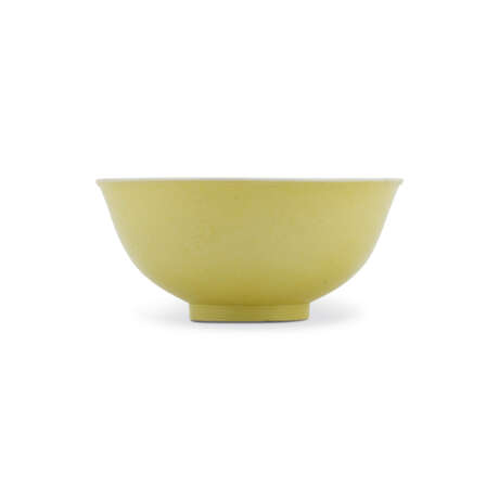 AN INCISED YELLOW-ENAMELLED `DRAGON’ BOWL - Foto 1