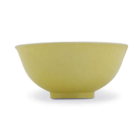 AN INCISED YELLOW-ENAMELLED `DRAGON’ BOWL - Foto 2