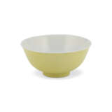 AN INCISED YELLOW-ENAMELLED `DRAGON’ BOWL - Foto 3