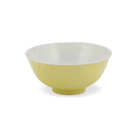 AN INCISED YELLOW-ENAMELLED `DRAGON’ BOWL - Foto 3