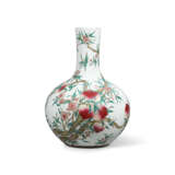 A LARGE FAMILLE ROSE ‘NINE PEACHES’ VASE, TIANQIUPING - Foto 1