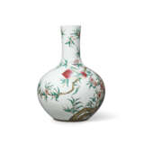 A LARGE FAMILLE ROSE ‘NINE PEACHES’ VASE, TIANQIUPING - Foto 2