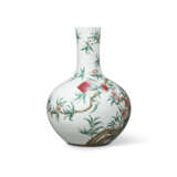A LARGE FAMILLE ROSE ‘NINE PEACHES’ VASE, TIANQIUPING - Foto 3