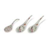 A FAMILLE ROSE CRACKED ICE-GROUND 'BAMBOO AND PRUNUS' SPOON - Foto 1