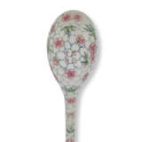 A FAMILLE ROSE CRACKED ICE-GROUND 'BAMBOO AND PRUNUS' SPOON - фото 4