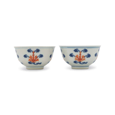 A PAIR OF SMALL IRON-RED-DECORATED BLUE AND WHITE BOWLS - photo 1