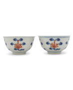 Période Puyi. A PAIR OF SMALL IRON-RED-DECORATED BLUE AND WHITE BOWLS
