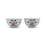 A PAIR OF SMALL IRON-RED-DECORATED BLUE AND WHITE BOWLS - Foto 2