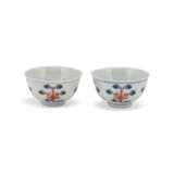 A PAIR OF SMALL IRON-RED-DECORATED BLUE AND WHITE BOWLS - Foto 3