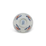 A PAIR OF SMALL IRON-RED-DECORATED BLUE AND WHITE BOWLS - Foto 6