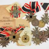 Lot von 12 Kriegsverdienst Kreuzen und Medaillen. - фото 1