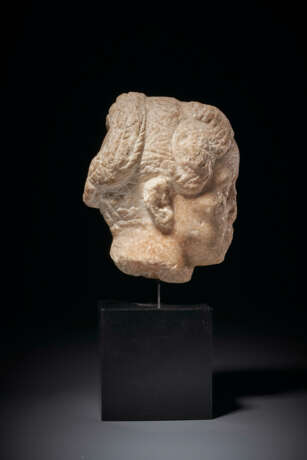 A ROMAN MARBLE PORTRAIT HEAD OF A WOMAN - фото 4