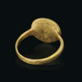 A BYZANTINE GOLD FINGER RING - Foto 4