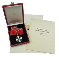 Deutscher Adler Orden, 2. Modell (1939-1945), Verdienstkreuz 1. Stufe (ab 1943, 3. Klasse), im Etui, mit Verleihungsmappe.