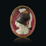 A ROMAN GLASS CAMEO WITH A BUST OF MINERVA - photo 1