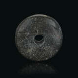 A GREEK BLACK STEATITE PERFORATED DISC WITH THREE HORSES - Foto 2