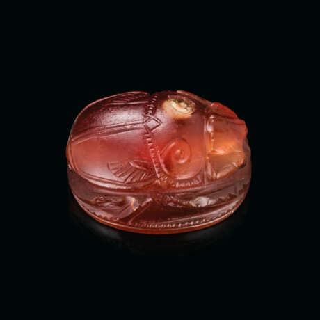 AN ETRUSCAN CARNELIAN SCARAB WITH A YOUTH HOLDING A HARE - фото 2