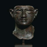 AN EGYPTIAN BRONZE HEAD OF A KING - Foto 1