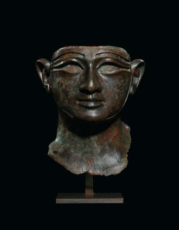 AN EGYPTIAN BRONZE HEAD OF A KING - photo 1