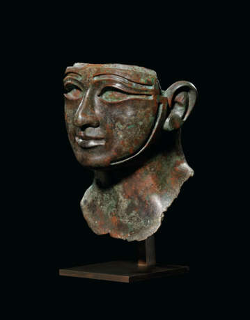 AN EGYPTIAN BRONZE HEAD OF A KING - фото 2