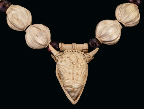 AN EAST GREEK ELECTRUM AND GARNET NECKLACE - photo 2