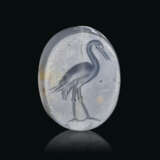 A GRECO-PERSIAN BLUE CHALCEDONY SCARABOID OF A HERON - фото 1