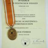Schutzwall Ehrenzeichen, mit Urkunde für einen Schüler aus Lychen. - photo 1