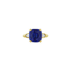 SAPPHIRE AND DIAMOND RING