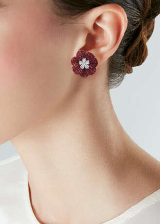 VAN CLEEF & ARPELS RUBY AND DIAMOND `MYSTERY-SET` FLOWER EARRINGS - Foto 2