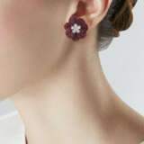 VAN CLEEF & ARPELS RUBY AND DIAMOND `MYSTERY-SET` FLOWER EARRINGS - Foto 2