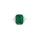 EMERALD AND DIAMOND RING - photo 1