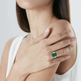 EMERALD AND DIAMOND RING - photo 2