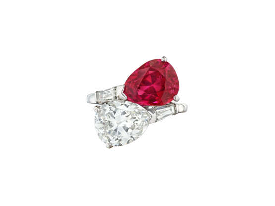 RUBY AND DIAMOND TWIN-STONE RING - Foto 5